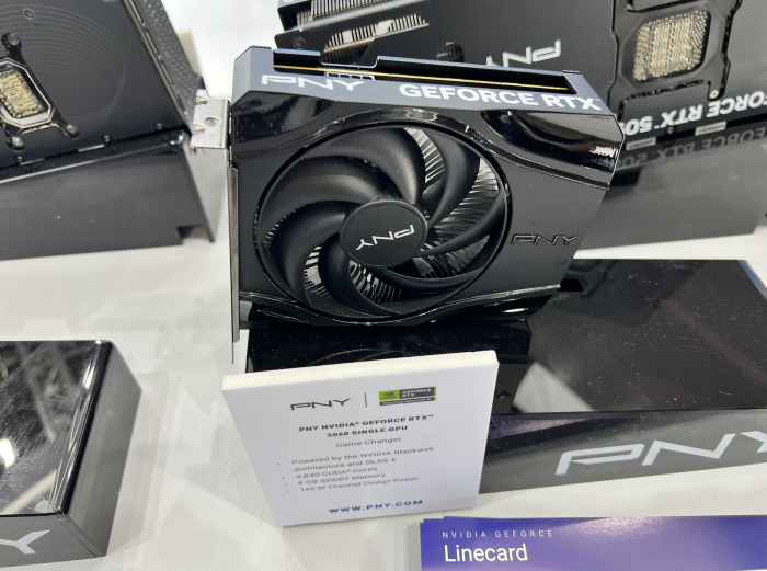 Die PNY Geforce RTX 5060 ist sehr kurz, es wird jedoch ein PCI-Express-Slot in voller Höhe benötigt. (Bild: Martin Böckmann/Golem.de)